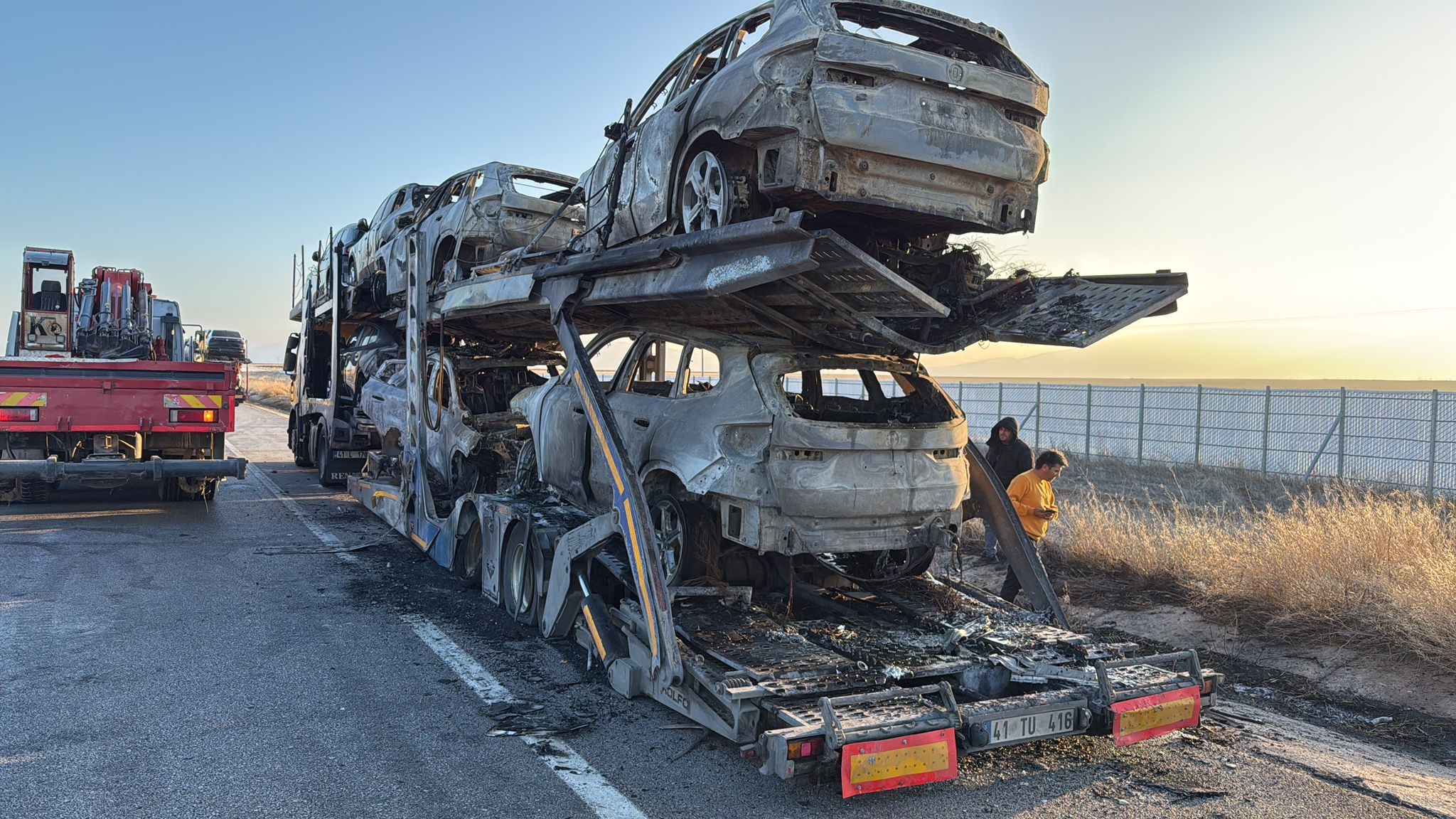 Sıfır kilometre lüks araçlar alev alev yandı!