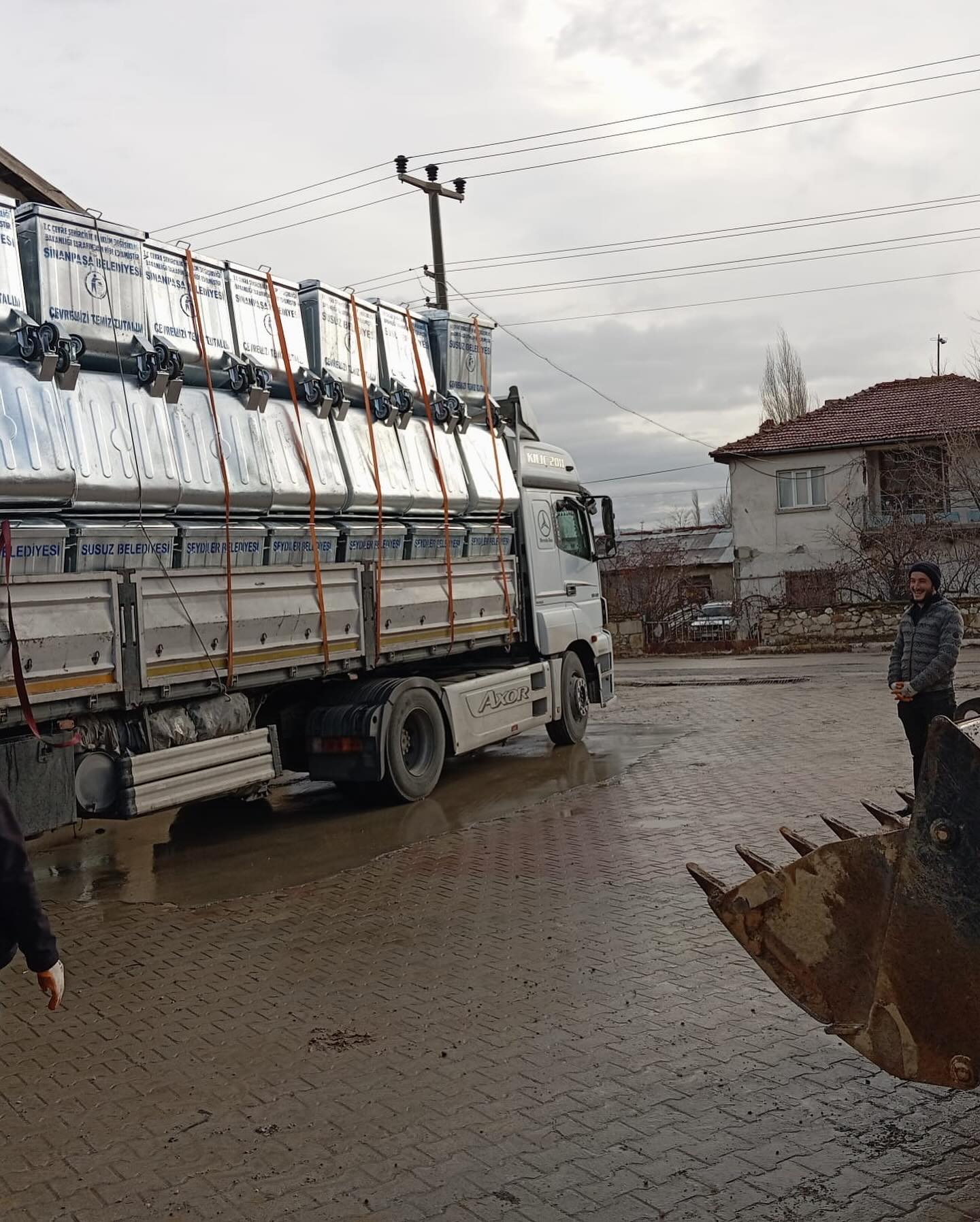 Sinanpaşa’da temizlik atağı: Yeni çöp konteynerleri hizmete sunuldu