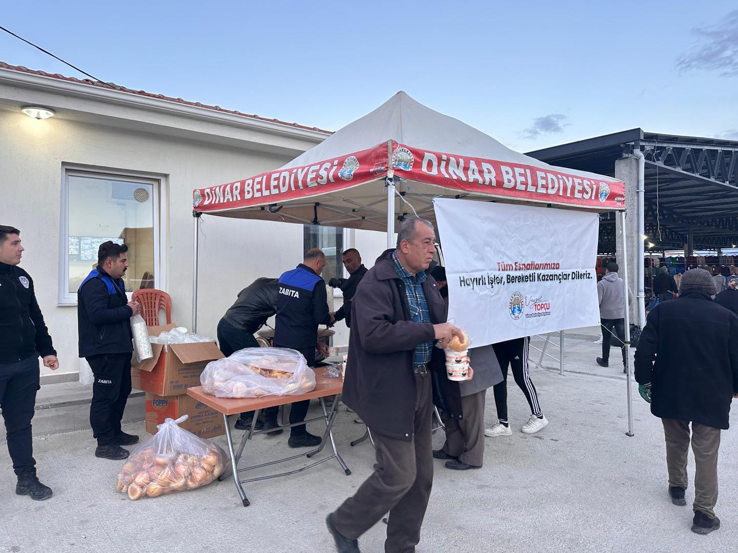 Pazarcı esnafına Başkan’dan sıcacık çorba!