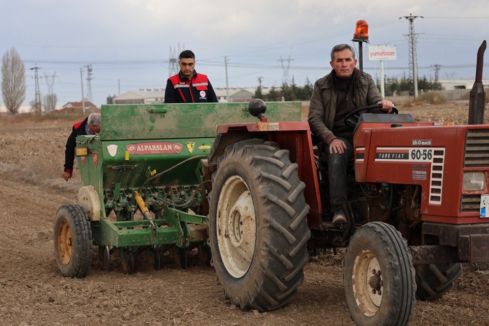 Toprağa düşen umut: Afyonkarahisar’da 300 ton buğday ekimi