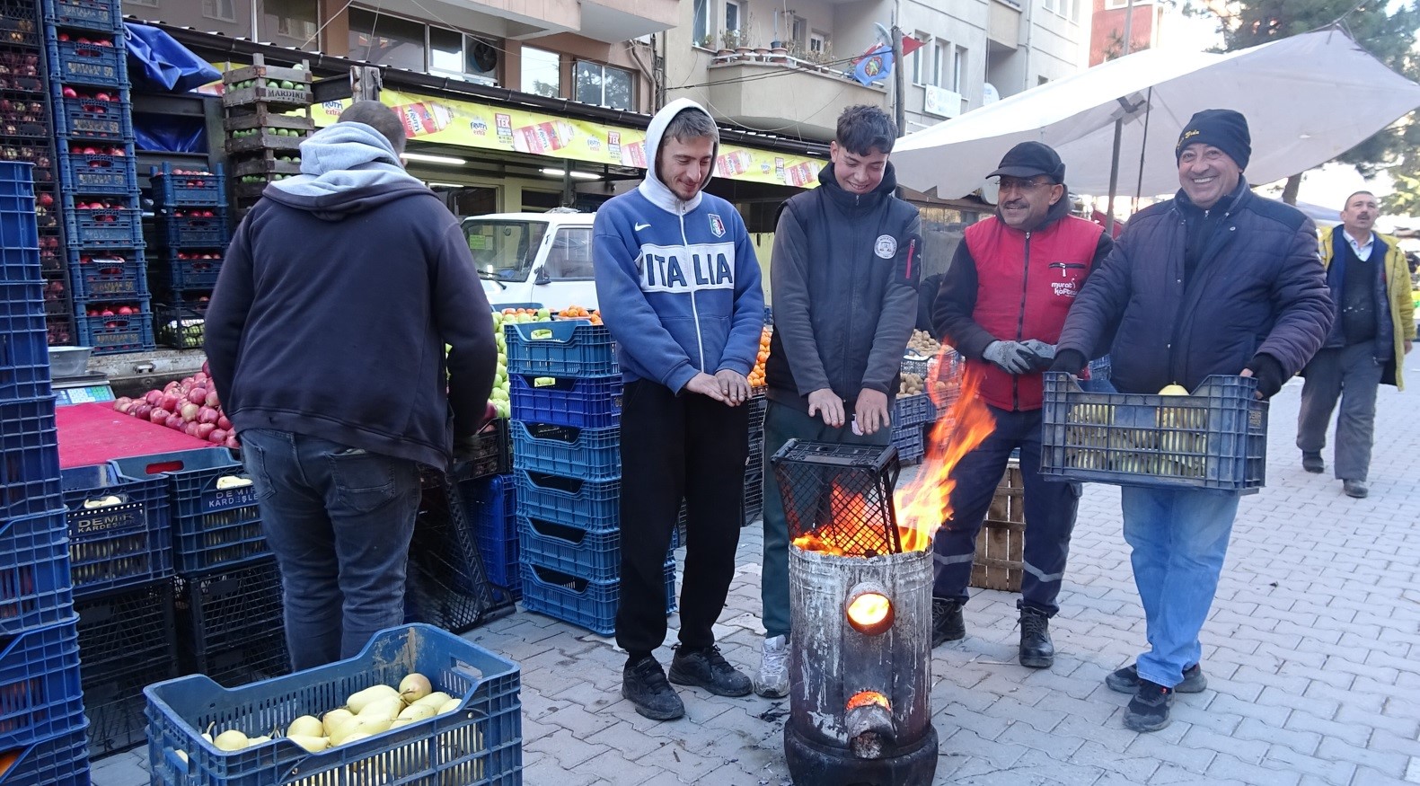 Pazarcılar soğuğa meydan okuyor