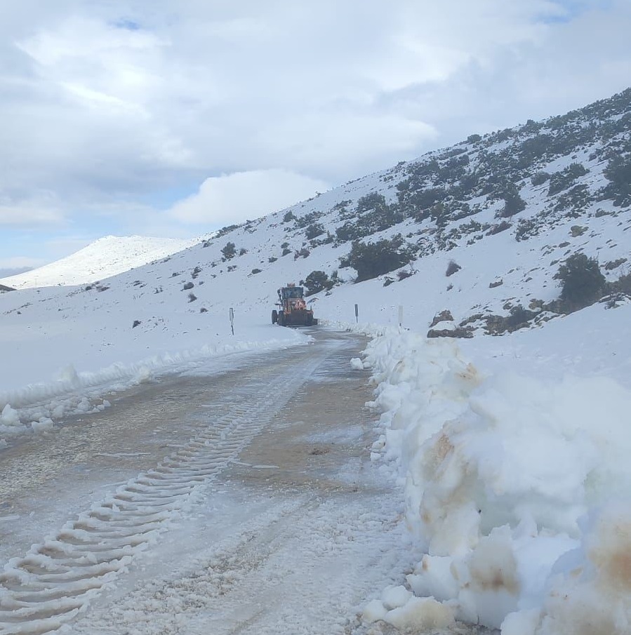 Dinar’da beyaz örtüye karşı mücadele: Yollar ulaşıma açık kaldı!