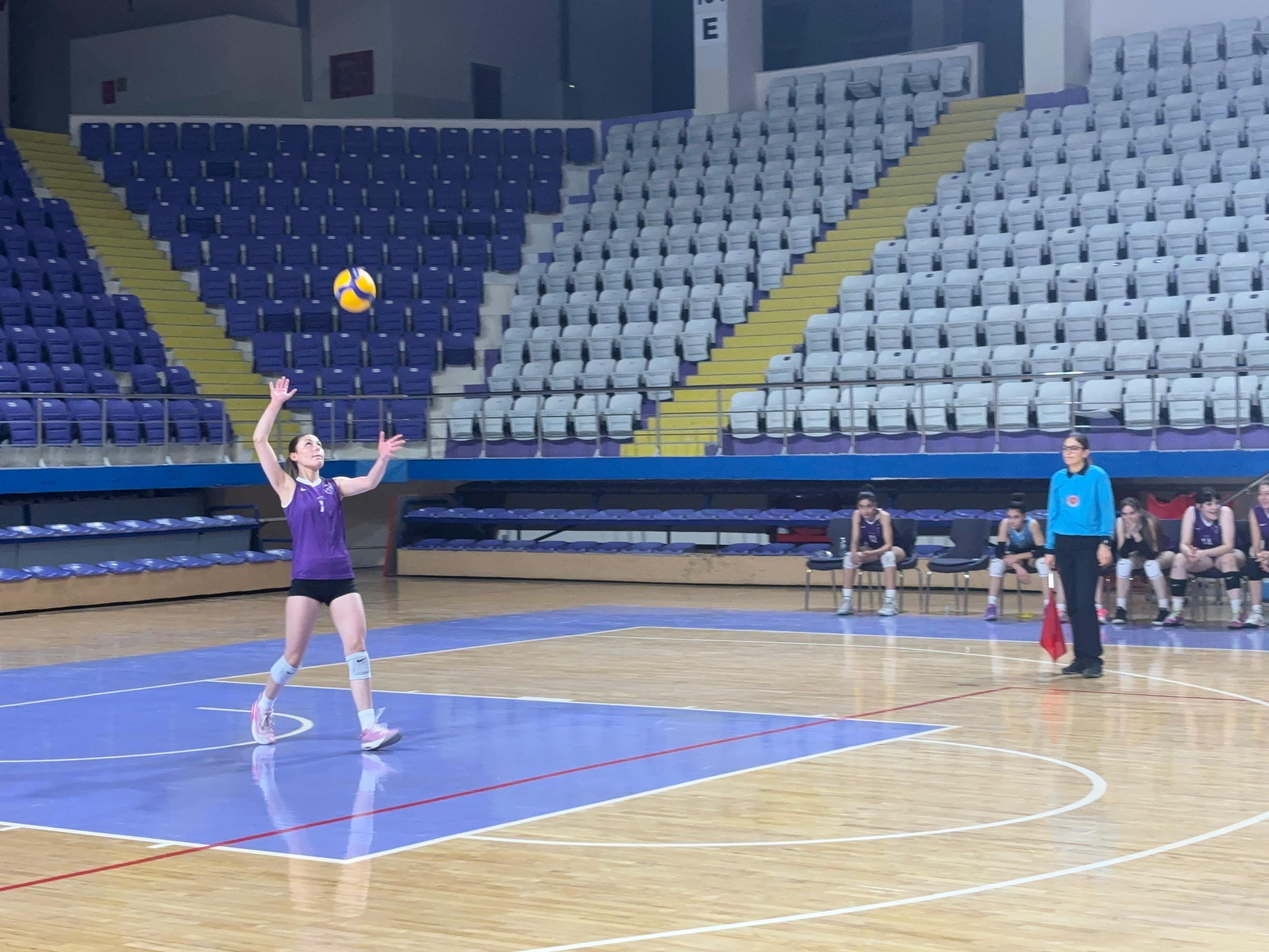 Voleybol Heyecanı Prof. Dr. Veysel Eroğlu Spor Salonu’nda Zirveye Çıktı