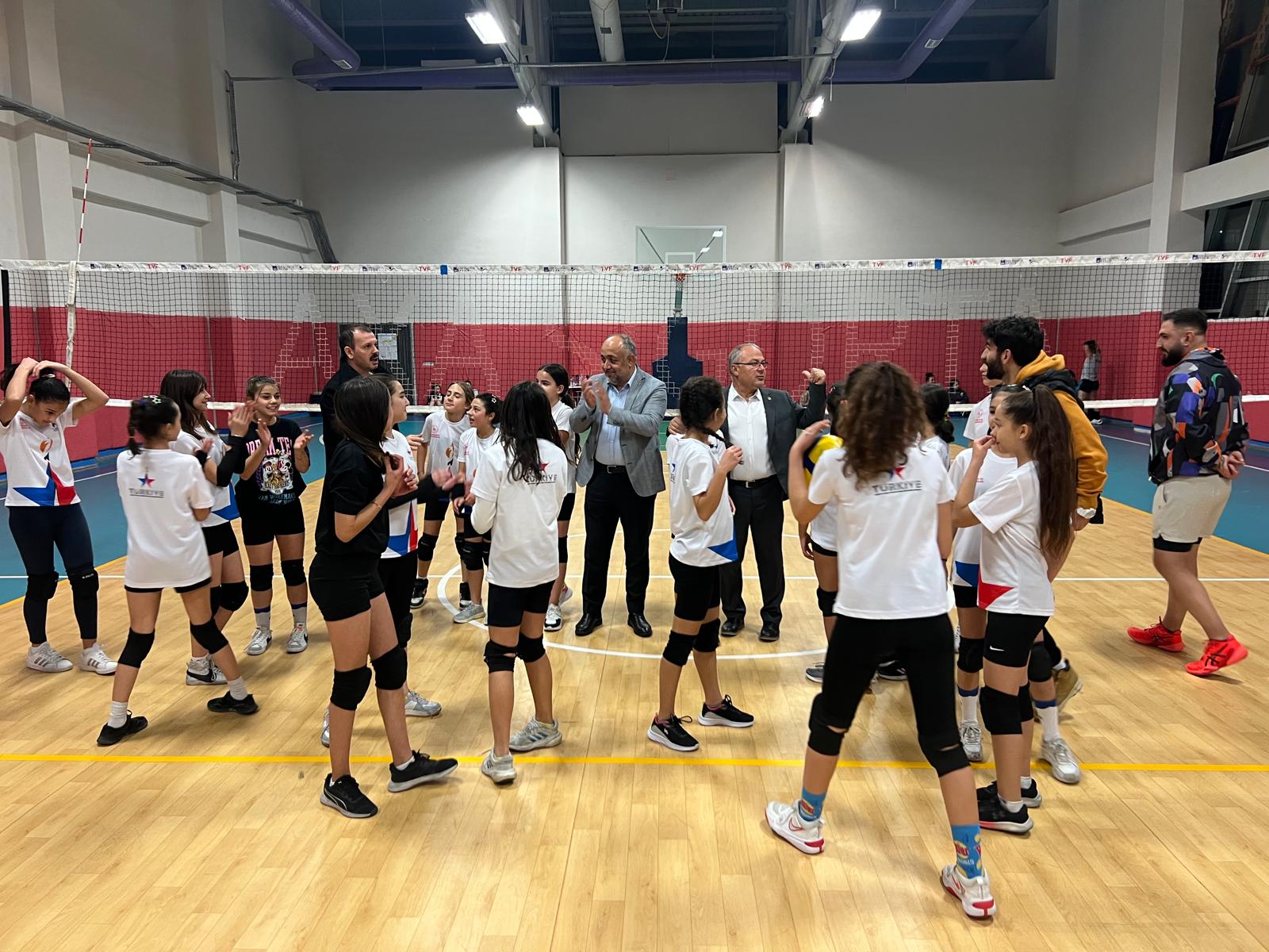 Geleceğin voleybolcuları Afyon'da yetişiyor!