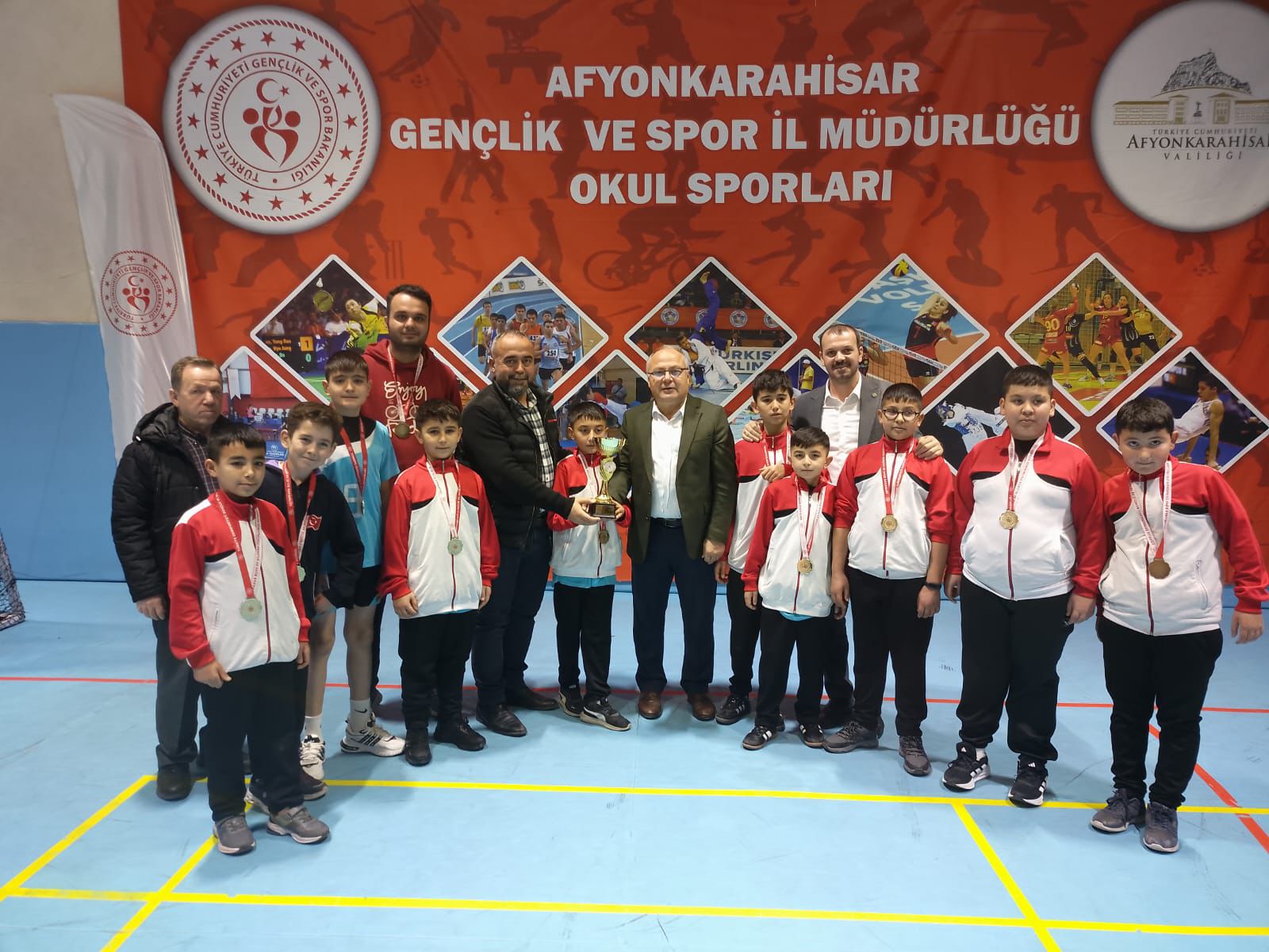 Voleybol Küçük Erkeklerde ödüller sahiplerini buldu!