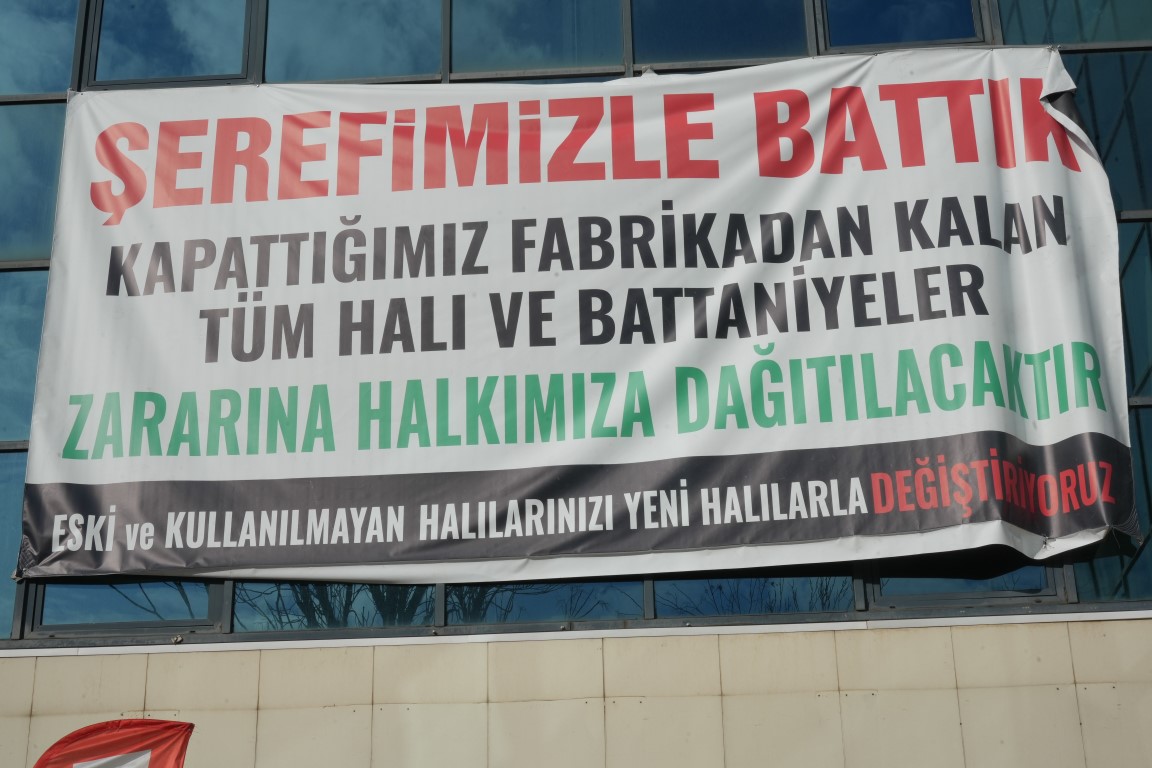 Şerefiyle batan fabrikanın malları kapış kapış gitti!