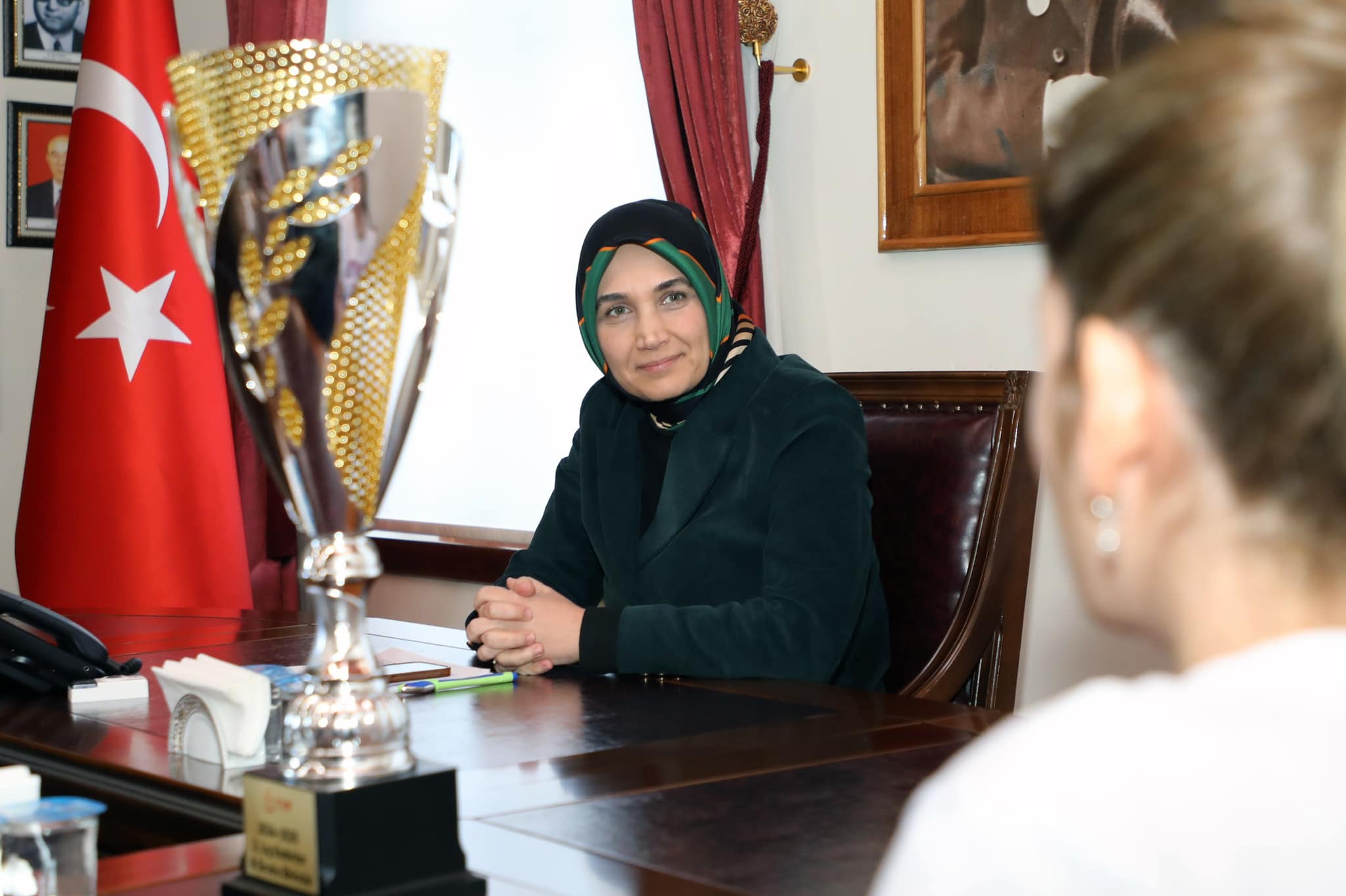 Afyon Valisi, şampiyon voleybol takımını makamına kabul etti!