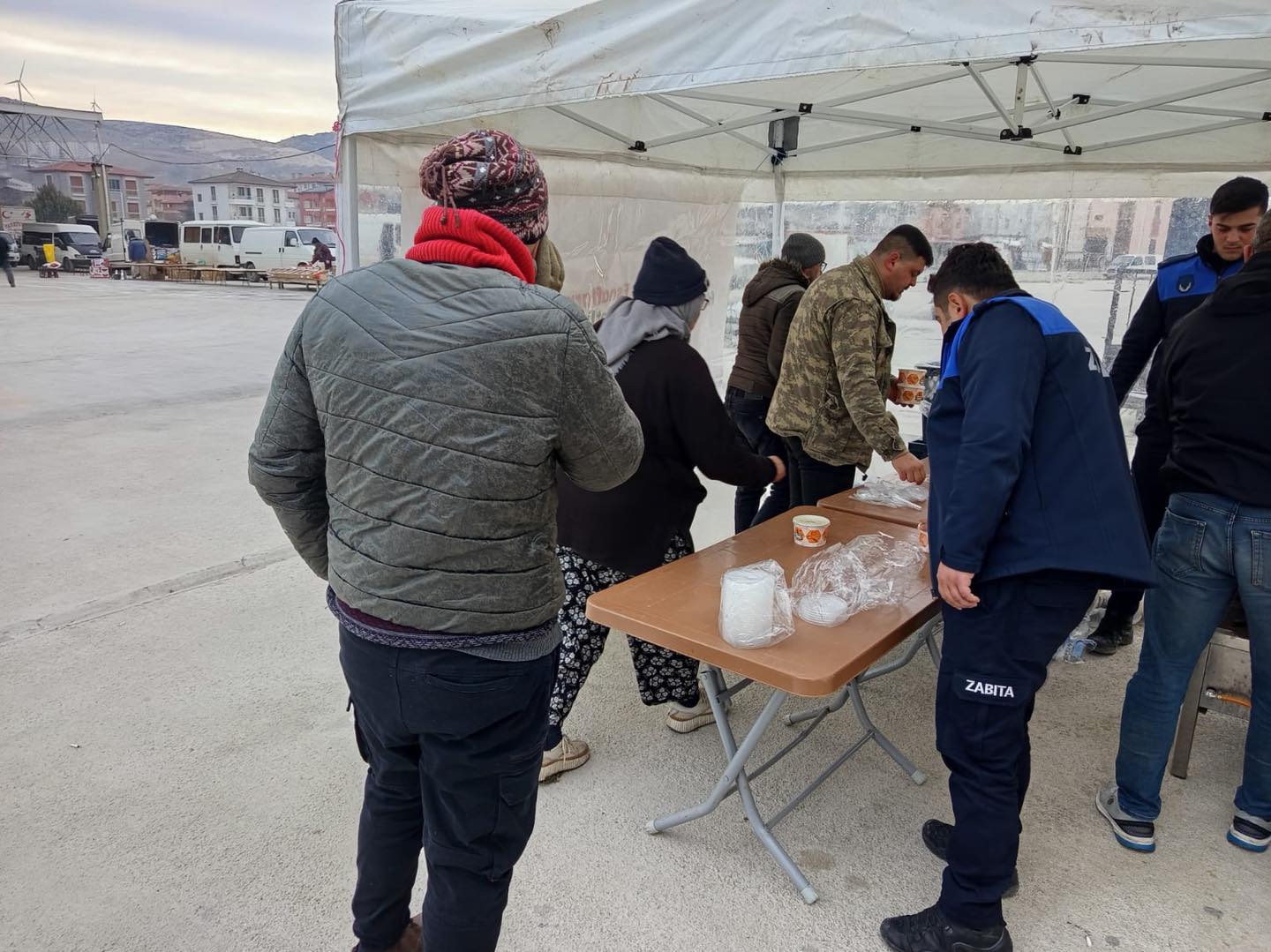 Dinar Belediyesi’nden buz gibi havada sıcacık çorba!