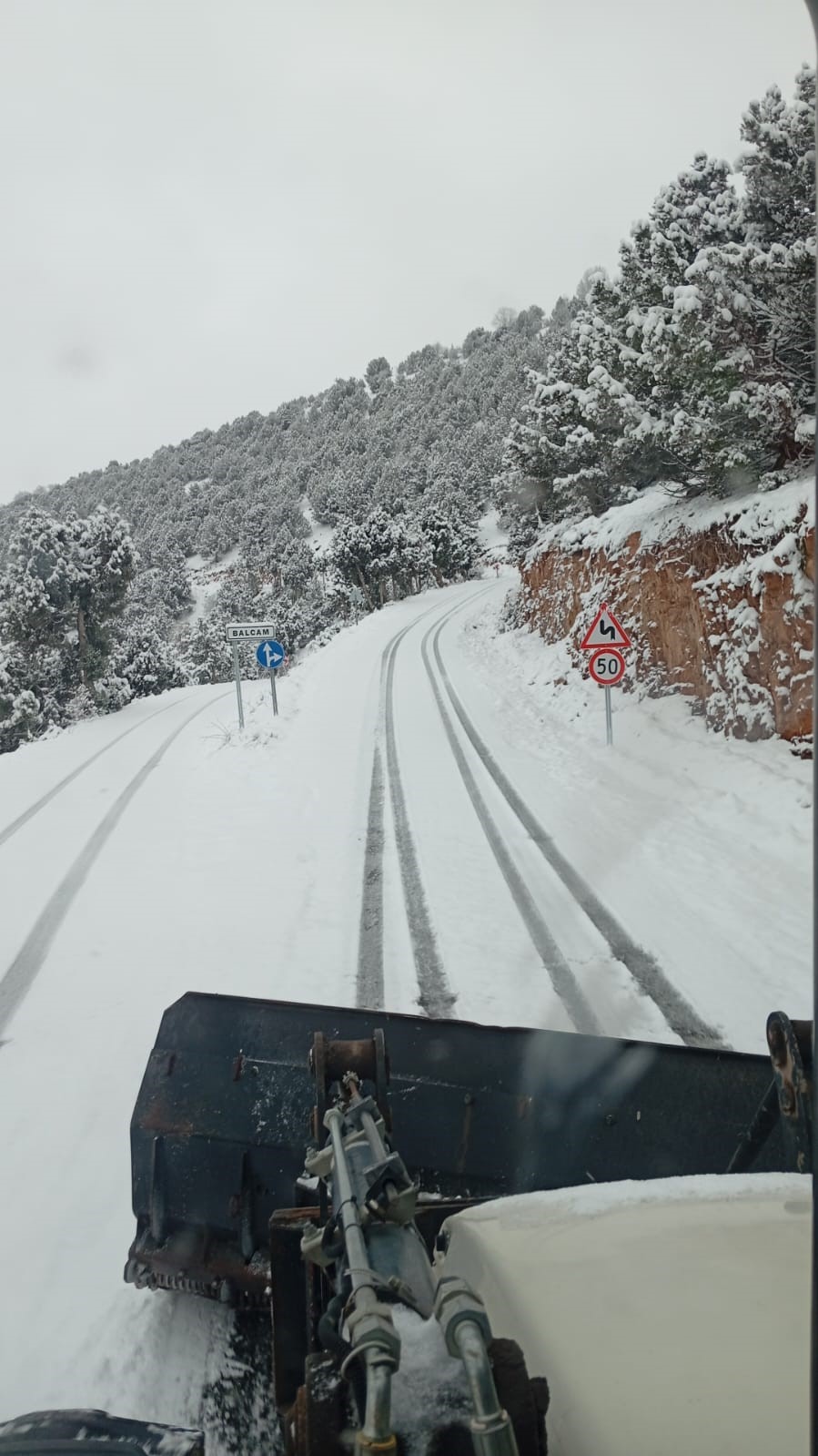 Afyon’daki köy yollarında karla mücadele çalışması sürüyor