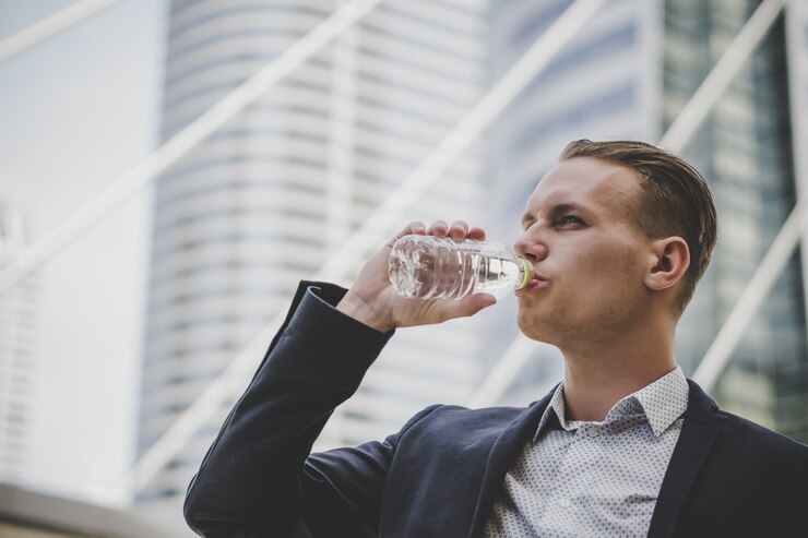 Günde kaç litre su içmeliyiz? Çok su içmenin zararları var mı?