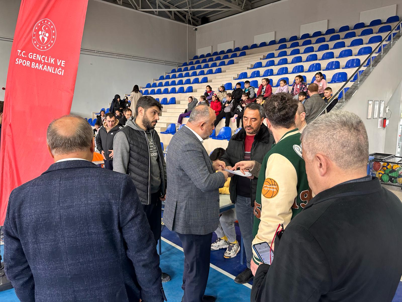 Sinanpaşa Spor Salonu’nda Yapılan Yetenek Taramalarına Yoğun Katılım