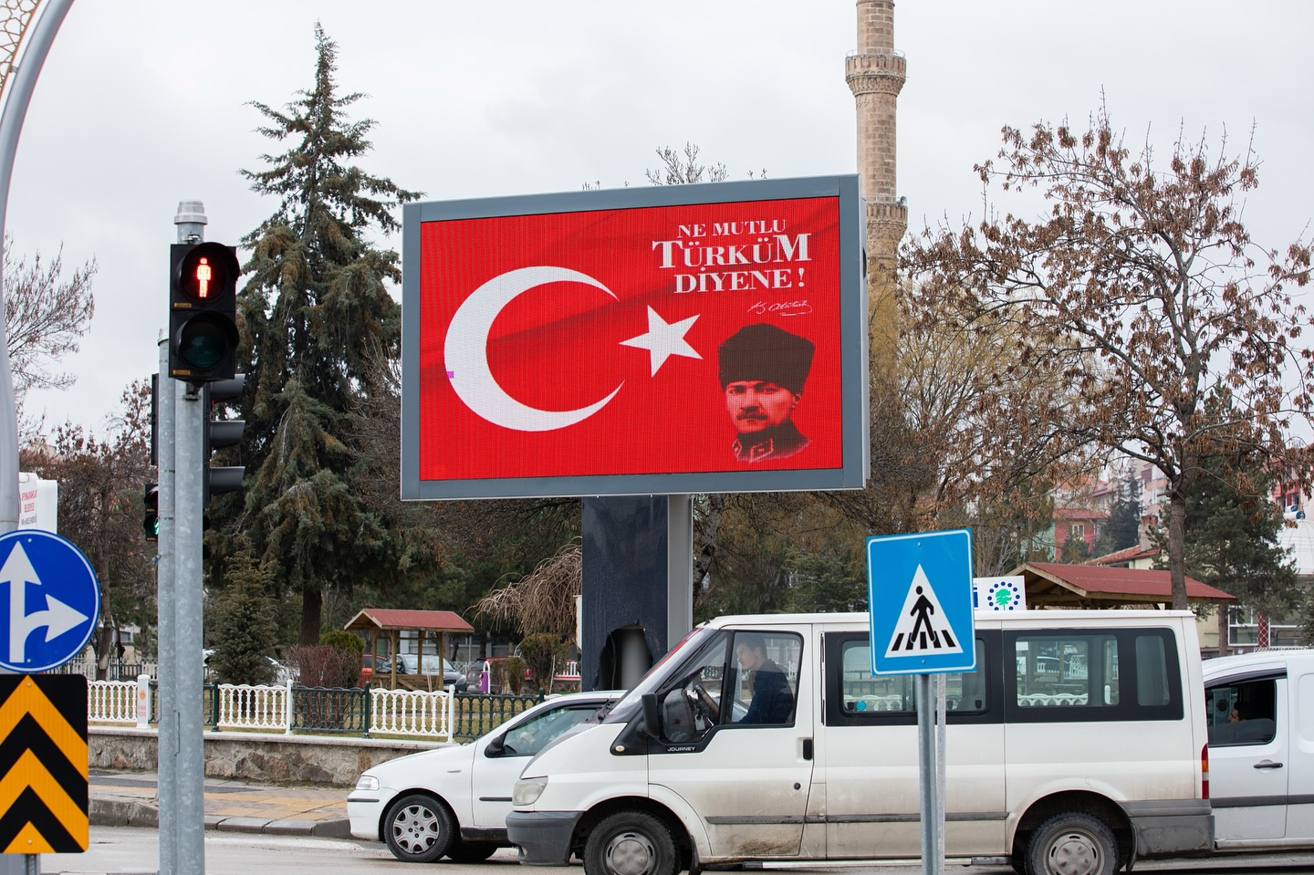 Afyon Belediyesi, ‘Ne Mutlu Türküm Diyene’ Sözünü Kentin Her Yerine Taşıdı