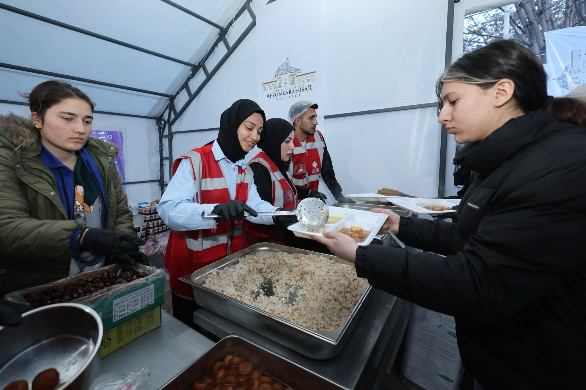 Afyon Valiliği’nin iftar sofraları kentin 3 noktasında kuruluyor