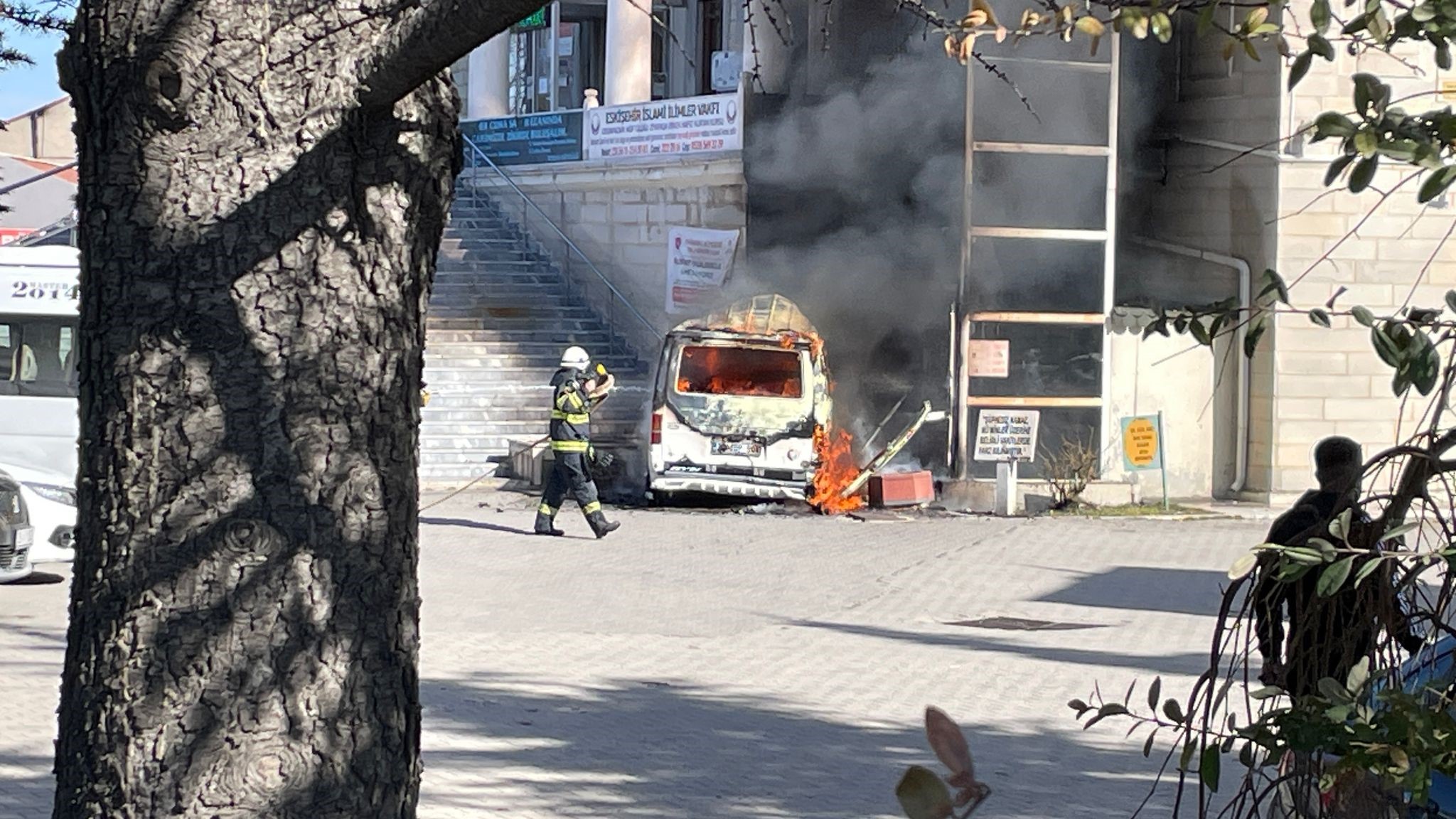 İçinde 4 çocuğun bulunduğu araç cayır cayır yandı