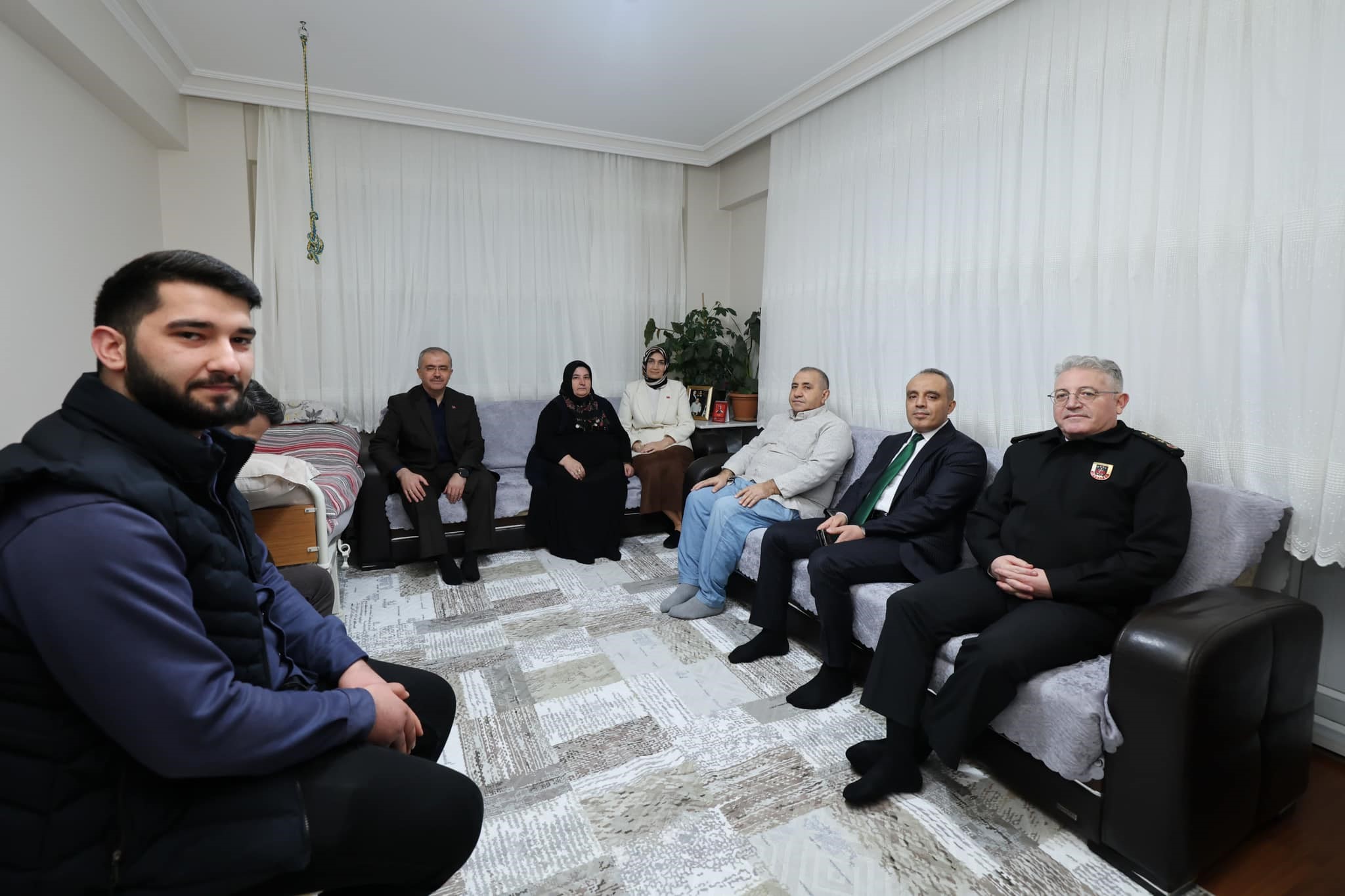 Afyon Valisi’nden şehit yakınlarına söz: Her zaman yan yana olacağız!