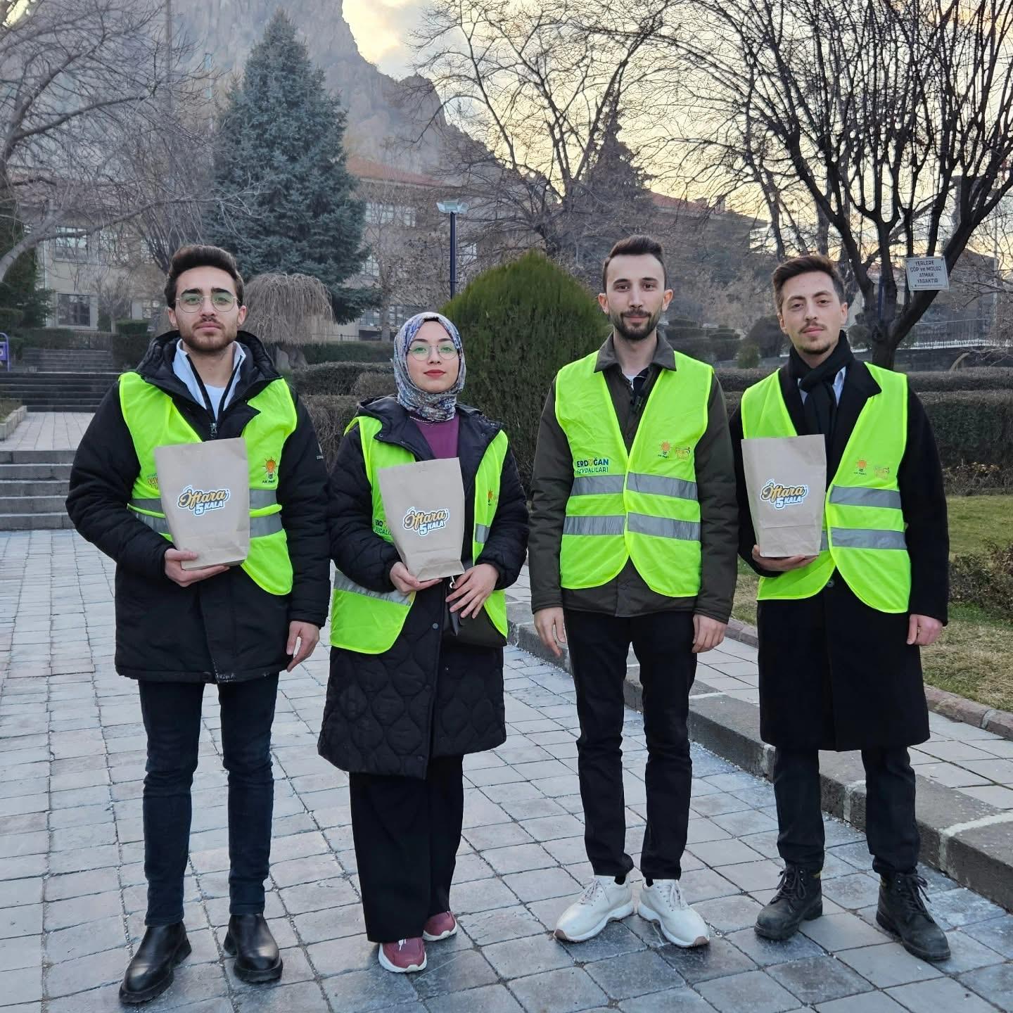 İftara yetişemeyenlere Afyon AK Gençlik yetişti!