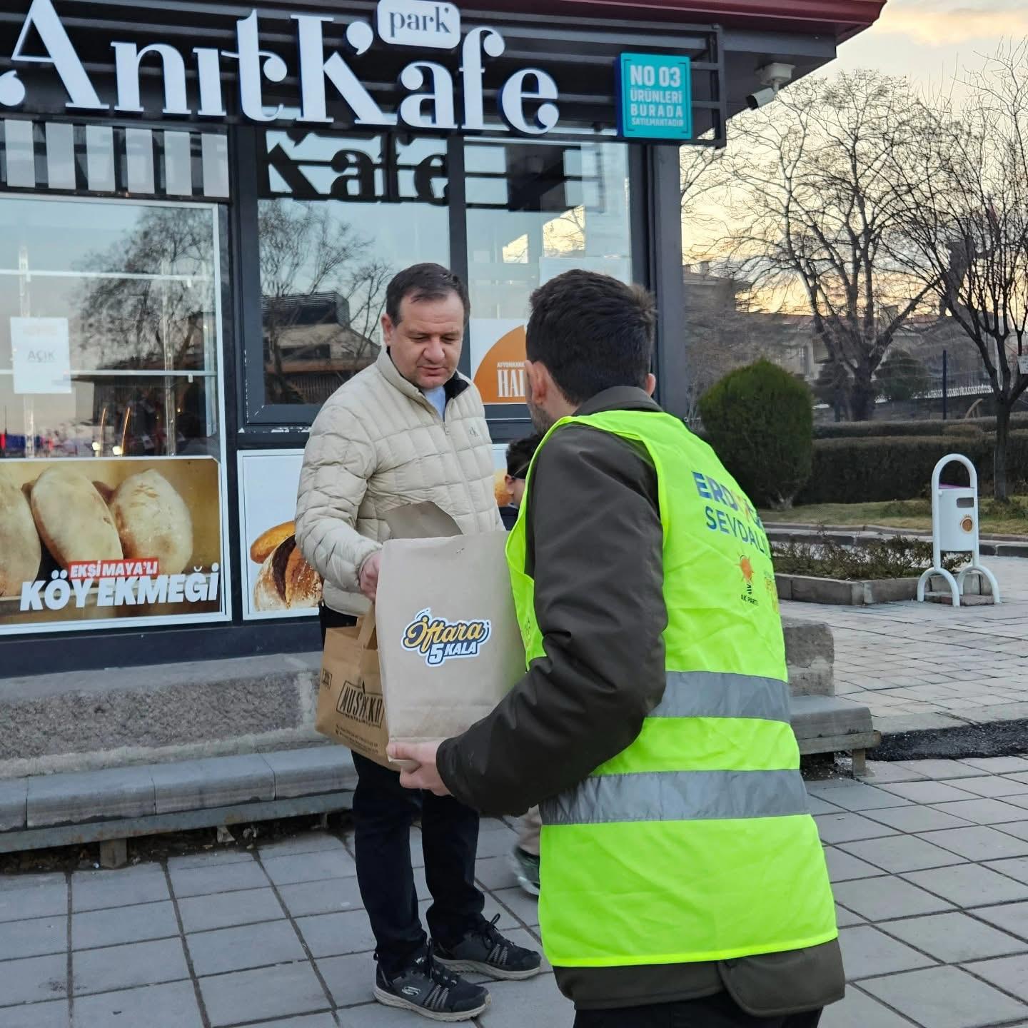 İftara yetişemeyenlere Afyon AK Gençlik yetişti!