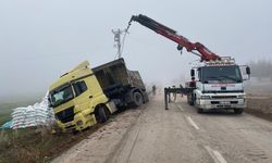 Afyon'da gübre yüklü tır devrildi, sürücü yaralandı