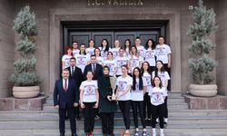 Afyon Valisi, şampiyon voleybol takımını makamına kabul etti!