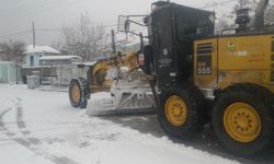 Afyon’daki köy yollarında karla mücadele çalışması sürüyor