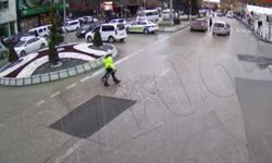 Afyon’da minik yaya trafiği geçemedi, imdadına polis ablası yetişti!