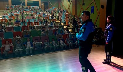Afyon’da polis ekipleri öğrencileri bilgilendiriyor!