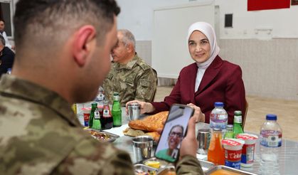 Afyon Valisi Yiğitbaşı, Mehmetçiğin İftar Sofrasına Konuk Oldu