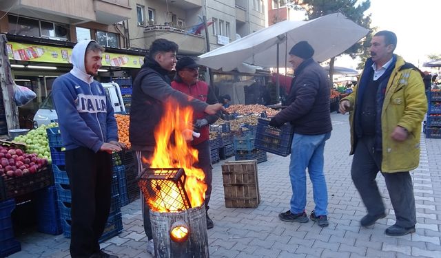 Pazarcılar soğuğa meydan okuyor