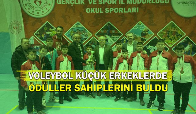 Voleybol Küçük Erkeklerde ödüller sahiplerini buldu!