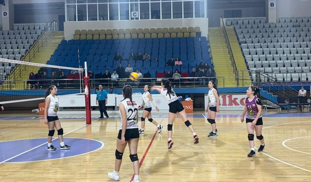 Voleybol Heyecanı Prof. Dr. Veysel Eroğlu Spor Salonu’nda Zirveye Çıktı