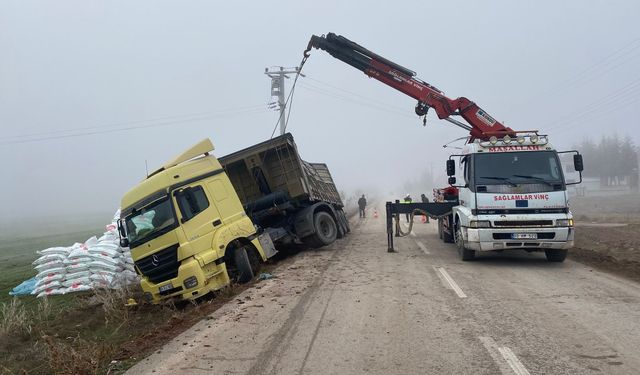 Afyon'da gübre yüklü tır devrildi, sürücü yaralandı