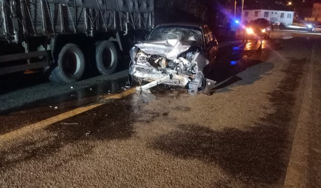 Afyon'da Otomobilin kamyonla çarpıştığı kazada 2 kişi yaralandı