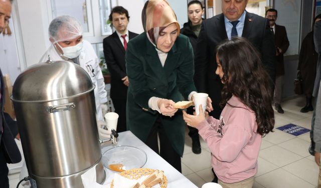 Afyon Valisi Yiğitbaşı’dan çocuklara çorba ikramı!