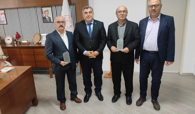 Afyon İl Milli Eğitim Müdüründen plaket!