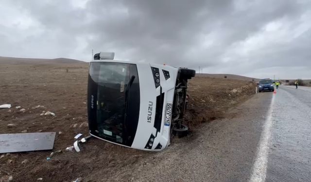 Afyon'da Çinli turistleri taşıyan otobüs devrildi!