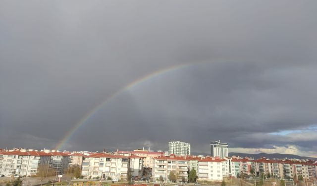 Afyon Semalarında Gökkuşağı Şöleni: Kara Bulutları Renklere Böldü!