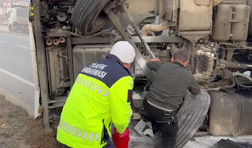 Yola devrilen tırda çıkan yangına ilk müdahaleyi jandarma yaptı